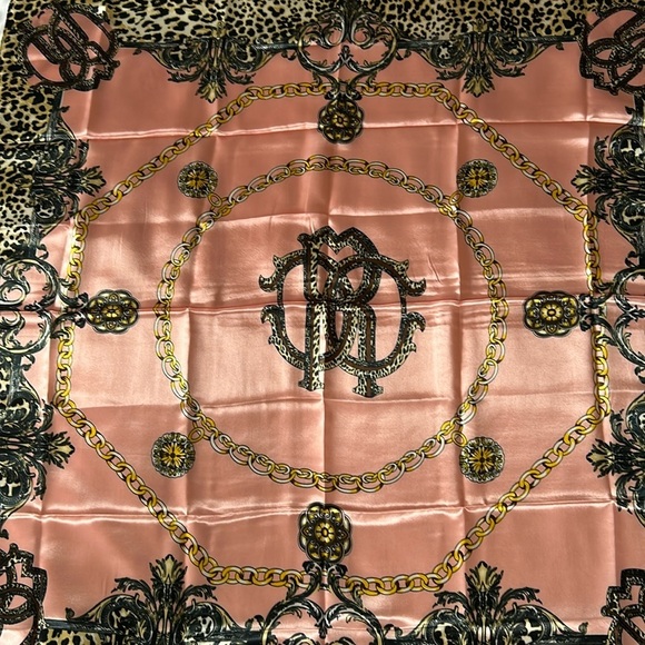 2233- Women’s Pink Leopard Chain Print Scarf 100% Polyester NWT - Picture 3 of 7